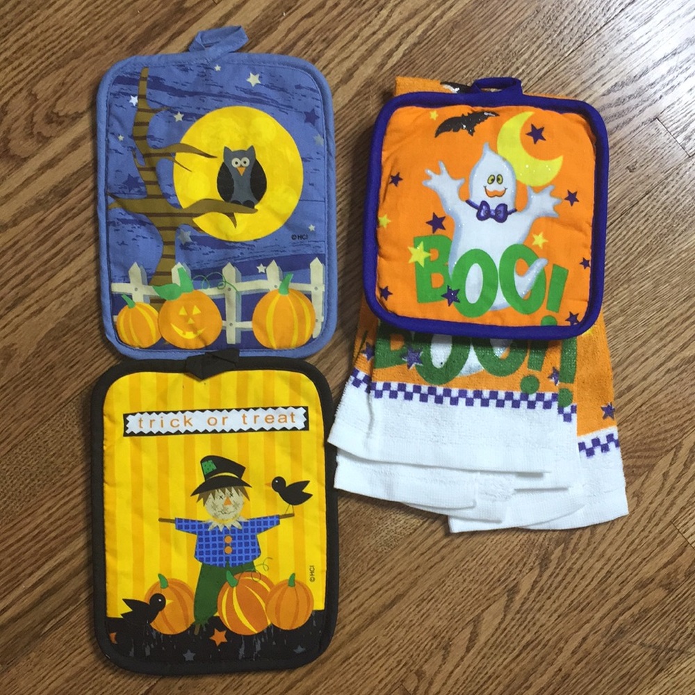 Halloween Three potholders and two dishtowels
